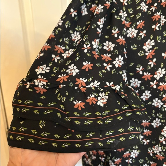 Max Studio Black and White Flutter Sleeve Blouse - Picture 6 of 9